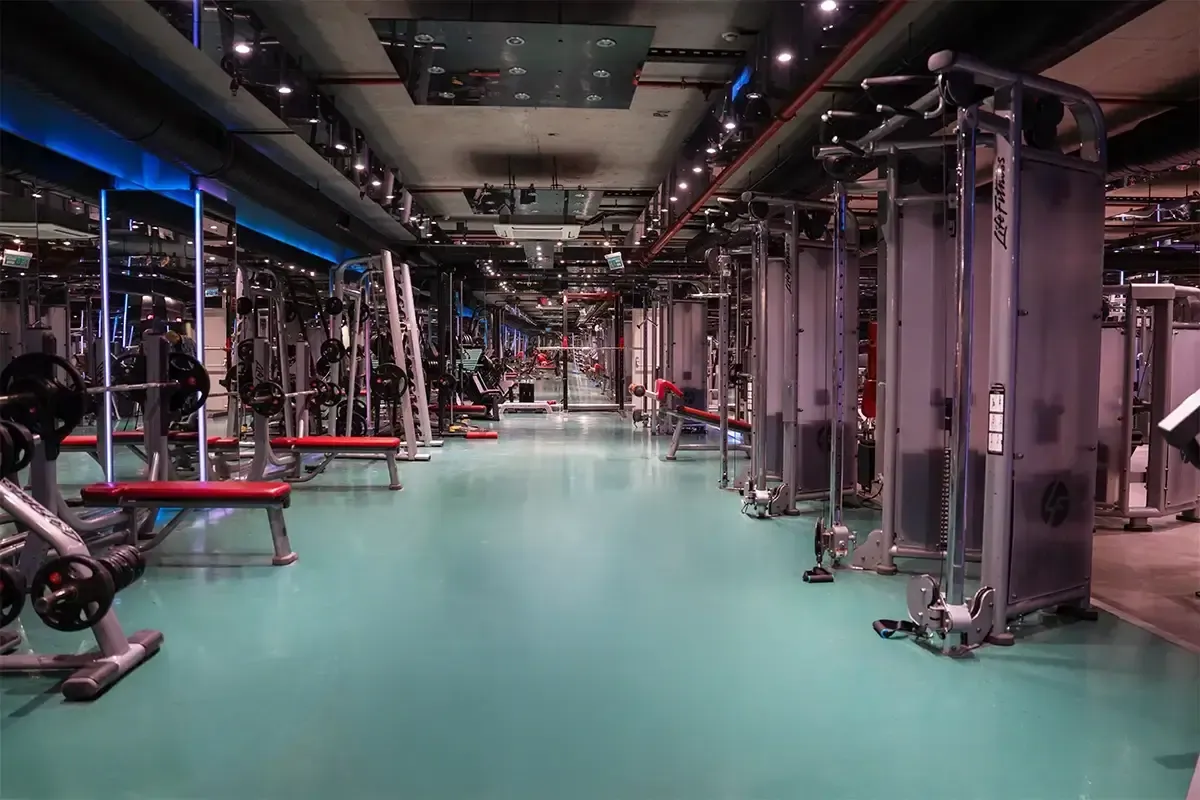 Sportial fitness alanı ve makine koridoru