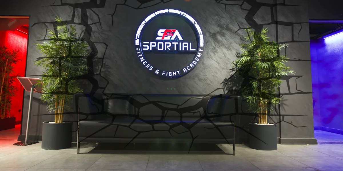 Sportial giriş ve ışıklı logo duvarı